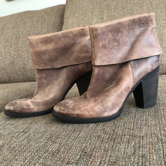 Chick on a Mission Gray leather fold over booties - Picture 2 of 7